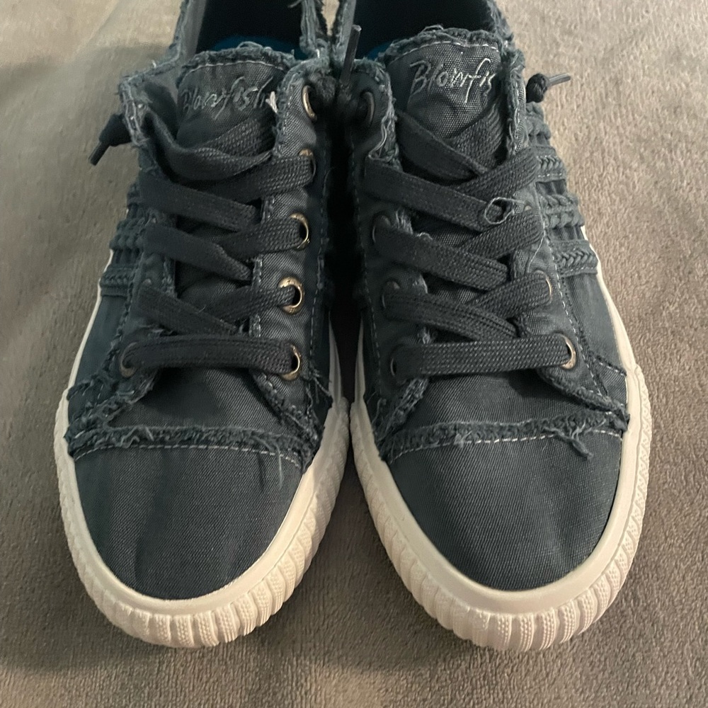 Blowfish Malibu women’s sneakers, navy size US 9.5.